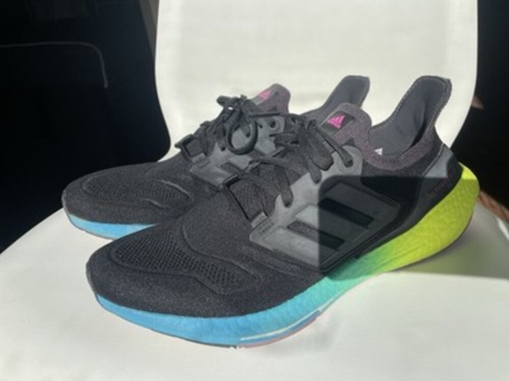 Adidas Men ULTRABOOST 22 BLACK Gradient volt Size 12 Running GV8829 1.0